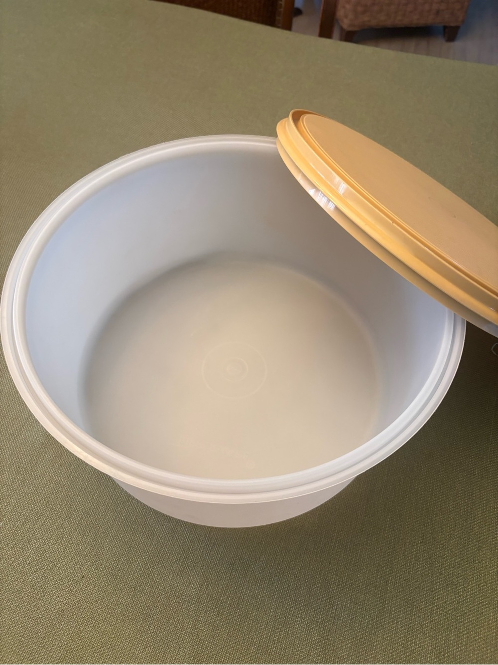 Vintage Tupperware Yellow Harvest Gold Cake Carrier with Lid - Picture 2 of 3